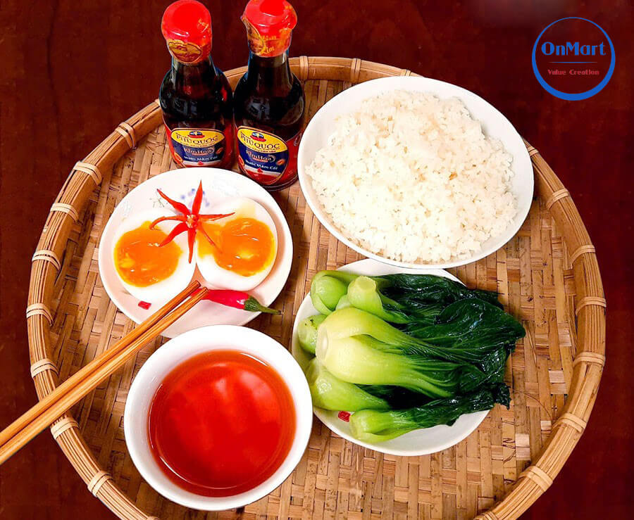 Nước mắm là gia vị truyền thống làm nên nét đặc trưng của ẩm thực Việt Nam Nước mắm là gia vị truyền thống làm nên nét đặc trưng của ẩm thực Việt Nam