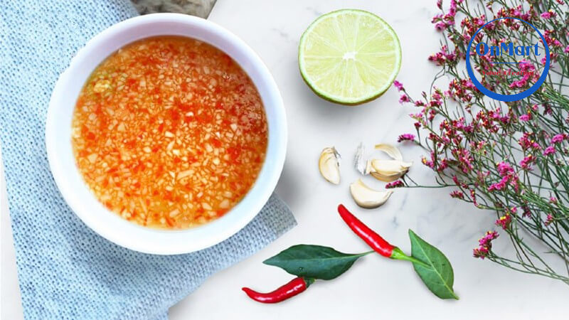 Chuẩn bị tỏi ớt và các loại nguyên liệu khác để pha nước chấm Chuẩn bị tỏi ớt và các loại nguyên liệu khác để pha nước chấm