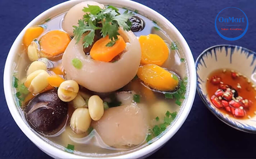 Chân giò hầm hạt sen là một món ngon từ chân giò Chân giò hầm hạt sen là một món ngon từ chân giò