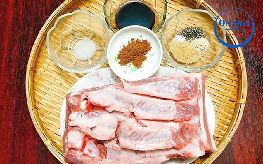 Chuẩn bị nguyên liệu để làm thịt heo ba chỉ chiên giòn Chuẩn bị nguyên liệu để làm thịt heo ba chỉ chiên giòn