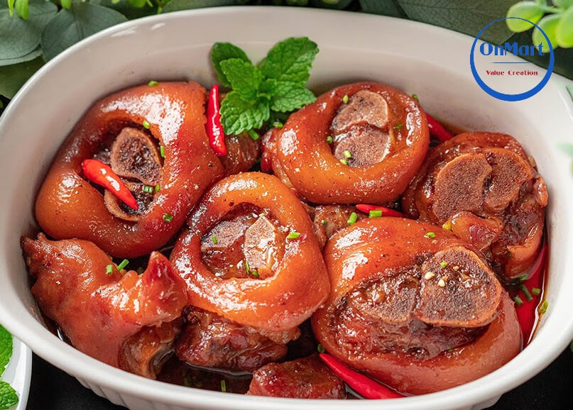Giò heo kho nước dừa là món ăn dân giã của người miền Tây Giò heo kho nước dừa là món ăn dân giã của người miền Tây