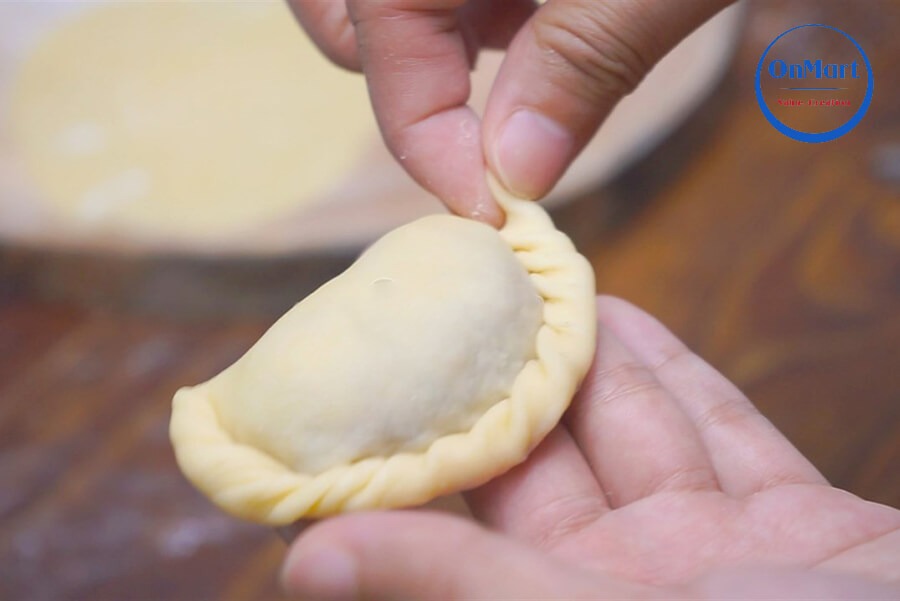 Làm vỏ bánh gối bột gạo và trứng gà Làm vỏ bánh gối bột gạo và trứng gà