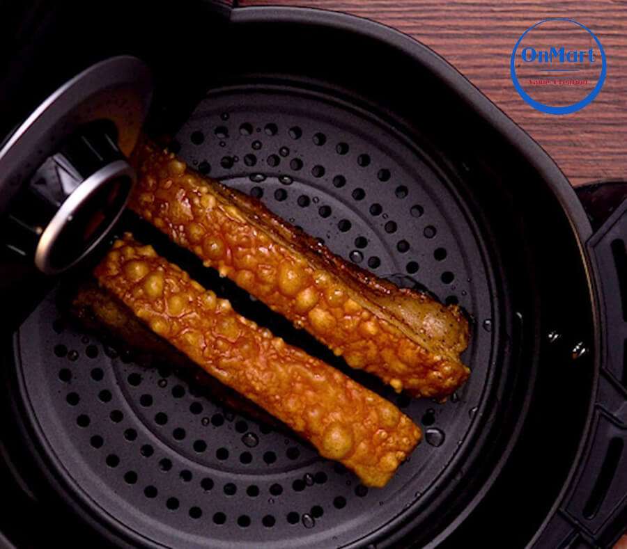 Ướp thịt để thực hiện cách làm thịt heo quay bằng nồi chiên không dầu Ướp thịt để thực hiện cách làm thịt heo quay bằng nồi chiên không dầu
